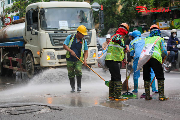 Hà Nội: Xử lý xe tải làm rơi vãi bùn đất trên đường Láng Hạ