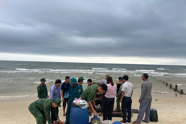 Quảng Trị: Tàu cá bị chìm, 2 ngư dân may mắn bơi vào bờ