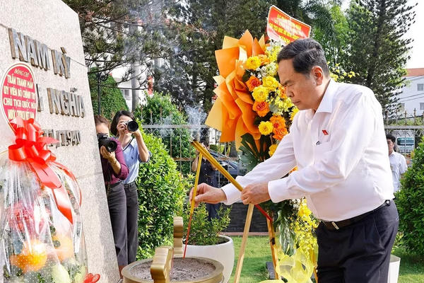 Chủ tịch Quốc hội dâng hương nơi lưu niệm sự kiện Nam Kỳ Khởi nghĩa