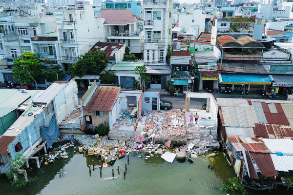 Gỡ “nút thắt” di dời nhà ven kênh rạch
