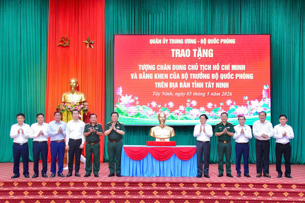 Bộ Quốc phòng trao tặng tượng chân dung Chủ tịch Hồ Chí Minh ở Tây Ninh