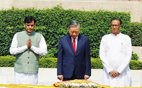 Tổng Bí thư, Chủ tịch nước đặt vòng hoa tại Khu tưởng niệm Mahatma Gandhi và Tượng Chủ tịch Hồ Chí Minh