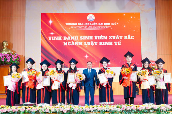 Huế: Hơn 800 sinh viên ngành luật đầu tiên được đào tạo song ngữ tốt nghiệp