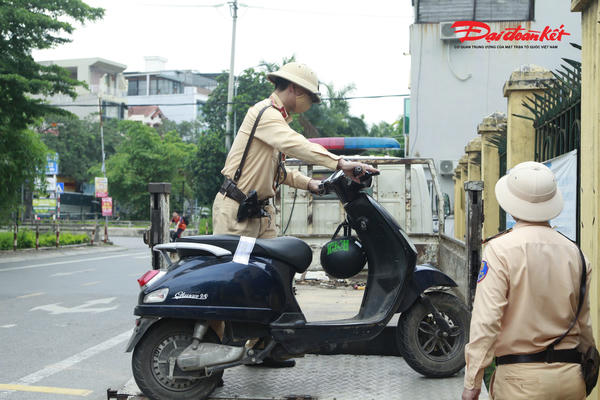 CSGT Hà Nội kiểm tra quanh cổng trường, ngăn học sinh đi xe điện 'độ'