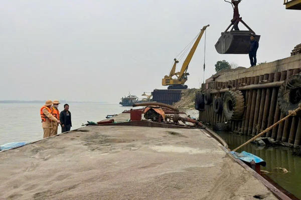 Hà Nội xử lý bến vật liệu xây dựng không phép ven sông Hồng