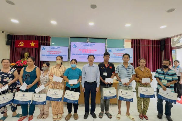 Lãnh đạo Bộ Y tế thăm hỏi, tặng quà bệnh nhi là nạn nhân bị bạo hành 