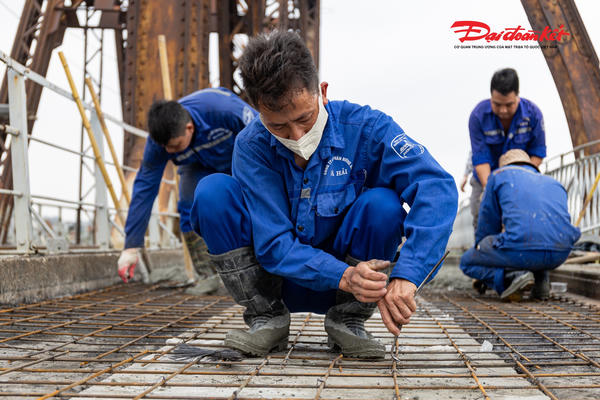 Cầu Long Biên thay áo mới sau hơn một tháng 'đại tu', hối hả về đích trước ngày thông xe