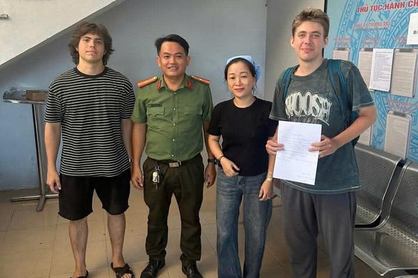 Công nhân trả lại điện thoại cho du khách Nga bị tai nạn giao thông