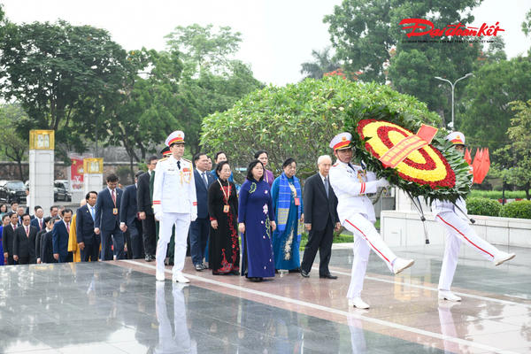 Đoàn đại biểu Đại hội Mặt trận Tổ quốc Việt Nam lần thứ XI dâng hoa tưởng niệm các Anh hùng Liệt sỹ