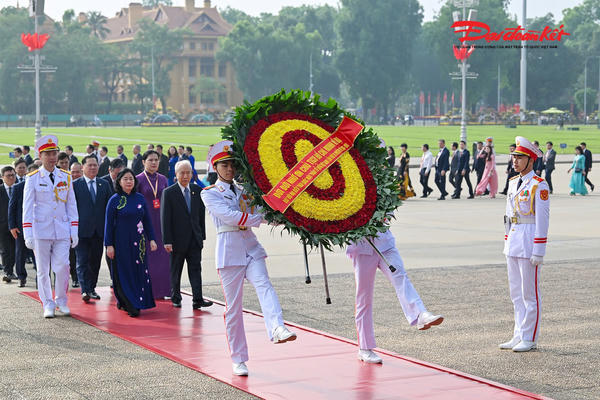 Đoàn đại biểu tham dự Đại hội đại biểu toàn quốc MTTQ Việt Nam lần thứ XI vào Lăng viếng Chủ tịch Hồ Chí Minh
