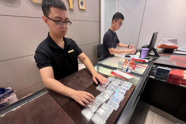 Giá bạc tăng mạnh, vượt xa đà tăng của vàng