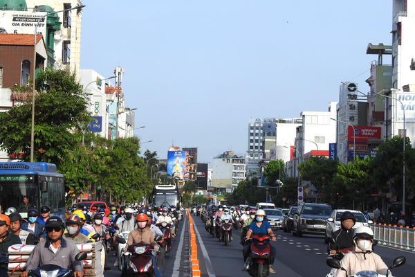 TP Hồ Chí Minh: Đường Cộng Hoà ngày đầu đảo chiều, nhiều phương tiện phải "quay đầu" 