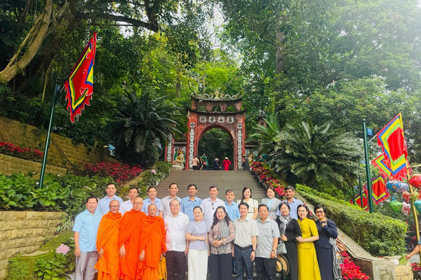 Đoàn công tác Mặt trận thành phố Cần Thơ dâng hương tại Đền Hùng