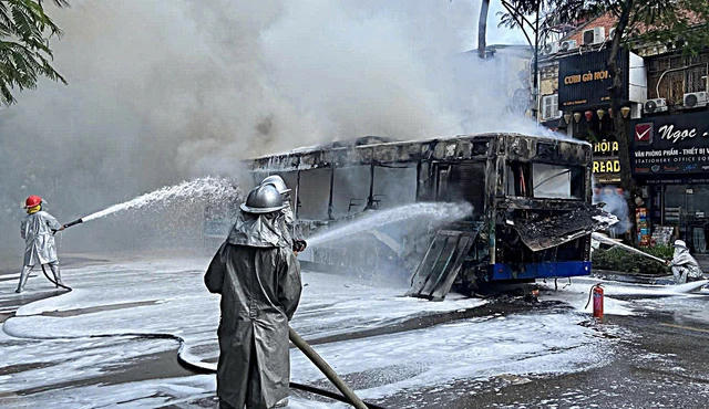 Hà Nội tăng cường phòng cháy trên xe buýt, tàu điện sau vụ cháy xe buýt tuyến 03A