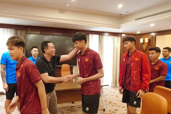 Chủ tịch Trần Quốc Tuấn và HLV Roland căn dặn đội U17 Việt Nam trước trận tứ kết