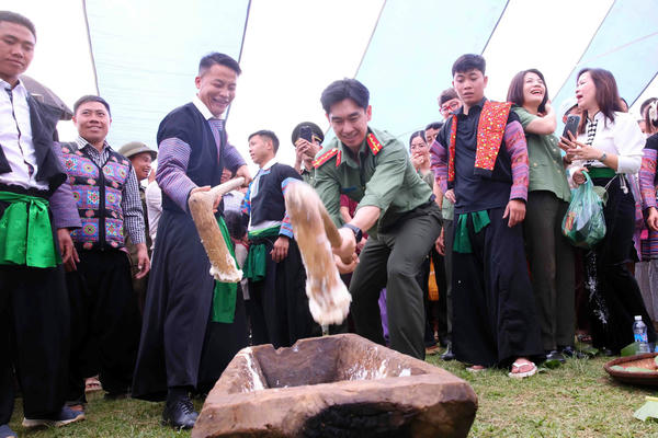 Rộn ràng sắc màu Ngày hội “Vì bình yên bản làng” ở Vân Hồ