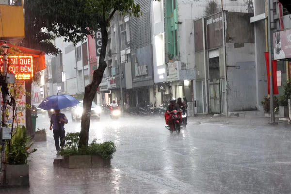 Thời tiết ngày 17/5: Mưa dông diện rộng cả 3 miền, đề phòng lốc sét