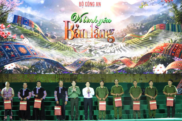 Đêm nghệ thuật “Vì bình yên bản làng” thắp sáng niềm tin nơi bản làng Sơn La