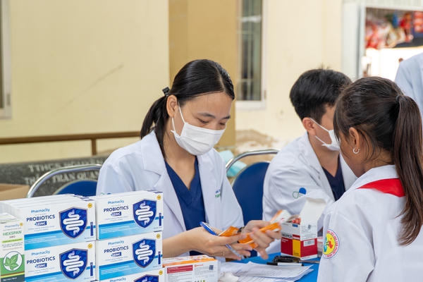 Khám sức khỏe cho trẻ em dân tộc thiểu số có hoàn cảnh khó khăn