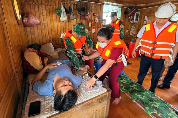 Kịp thời cứu hộ thuyền trưởng có dấu hiệu suy hô hấp trên biển Quảng Trị
