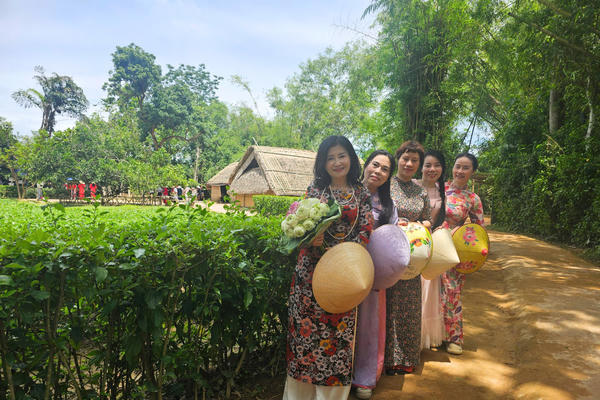 Đông đảo du khách tham quan Khu di tích Kim Liên trong ngày sinh nhật Bác