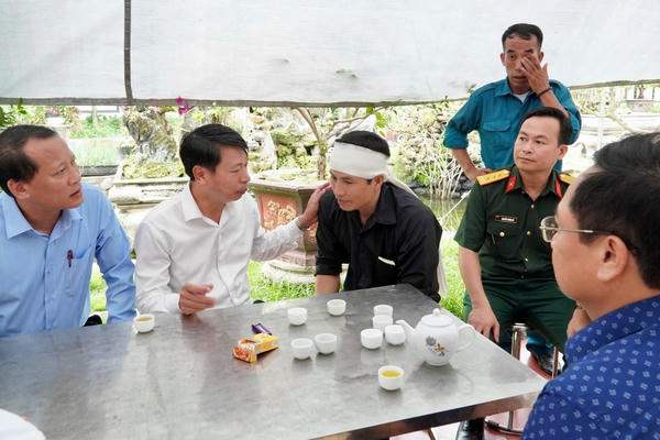 Lãnh đạo tỉnh Phú Thọ thăm viếng các gia đình của 5 học sinh đuối nước