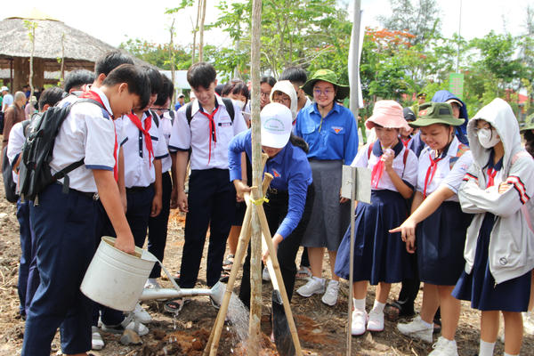 Bồi đắp thêm tình cảm và niềm tự hào về Người - vị Cha già dân tộc