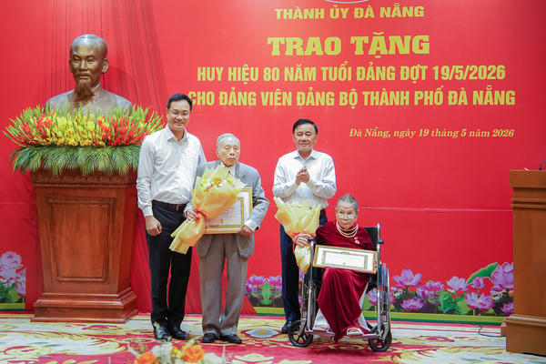 Thường trực Ban Bí thư Trần Cẩm Tú trao Huy hiệu 80 năm tuổi Đảng tại Đà Nẵng