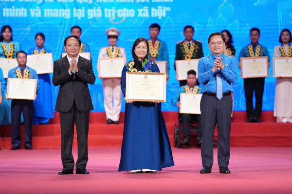 Biểu dương những điển hình tiên tiến học tập và làm theo tư tưởng, đạo đức, phong cách Hồ Chí Minh