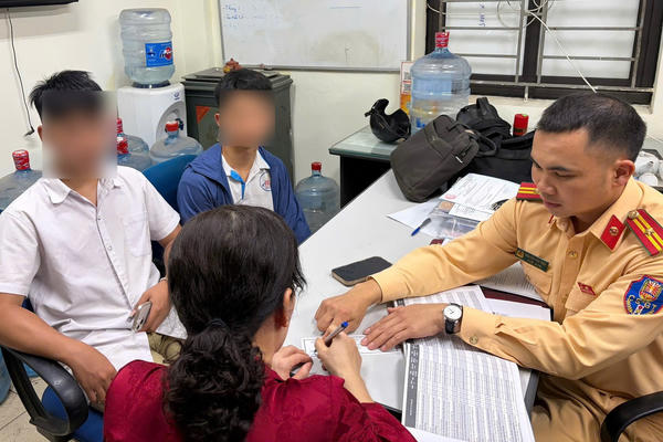 Hà Nội: Xác minh, xử lý hai thanh niên không đội mũ bảo hiểm, 'đánh võng' trên đường