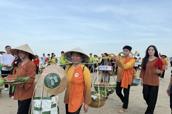 Đà Nẵng: Du khách thích thú theo chân đoàn diễu hành gánh hàng rong
