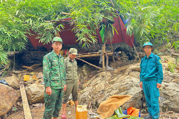 Huế: Phát hiện lực lượng chức năng, nhiều đối tượng khai thác vàng trái phép bỏ chạy vào rừng Huế: Phát hiện lực lượng chức năng, nhiều đối tượng khai thác vàng trái phép bỏ chạy vào rừng