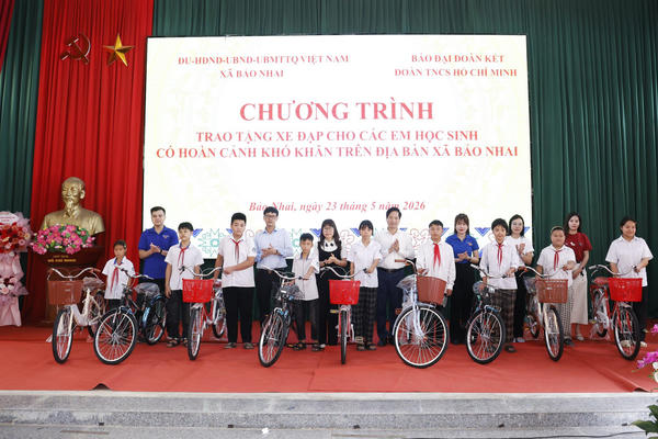 Trao tặng xe đạp, nâng bước trẻ em nghèo tới trường