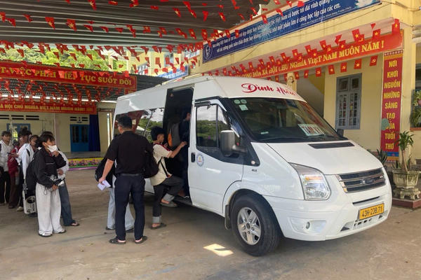 Đà Nẵng: Ấm lòng chuyện thầy cô thuê xe đưa học sinh vùng cao đi thi lớp 10