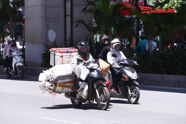 Hà Nội đỏ lửa dưới nắng gắt, người dân kín mít vật lộn giữa đường phố bỏng rát