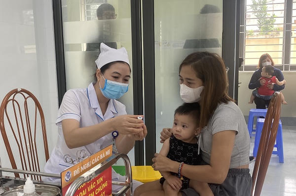Nắng nóng, nguy cơ dịch chồng dịch ở trẻ nhỏ
