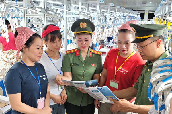 Công an Hà Nội: Tích cực tuyên truyền, phổ biến pháp luật cho công nhân 