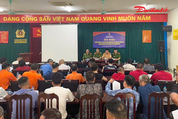 Nhiều doanh nghiệp vận tải tại Hà Nội ký cam kết chấp hành nghiêm luật giao thông Nhiều doanh nghiệp vận tải tại Hà Nội ký cam kết chấp hành nghiêm luật giao thông