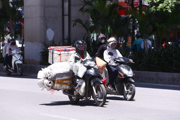 Ngày 27/5, Hà Nội nắng nóng đặc biệt gay gắt, có nơi trên 40 độ C