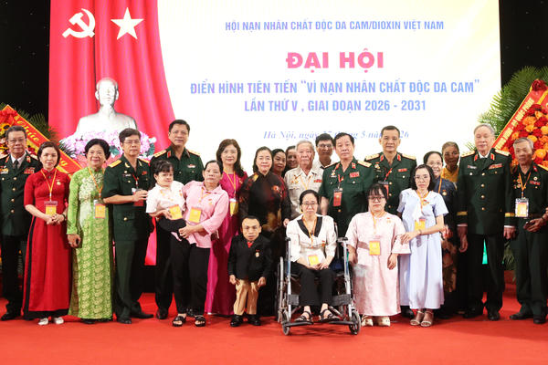 Chủ tịch Bùi Thị Minh Hoài dự Đại hội Điển hình tiên tiến “Vì nạn nhân chất độc da cam”