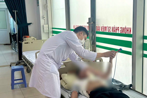 Shipper gặp tai nạn sau cơn choáng vì nắng nóng Shipper gặp tai nạn sau cơn choáng vì nắng nóng