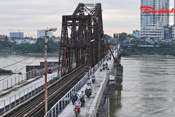 Cầu Long Biên thông xe trở lại sau 60 ngày sửa chữa