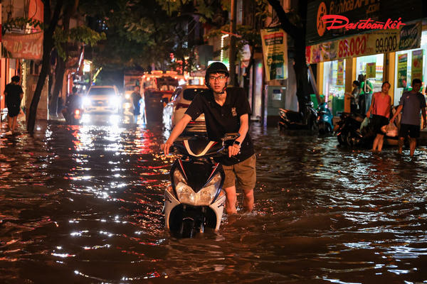 Hà Nội mưa lớn, người dân bì bõm lội nước trở về nhà
