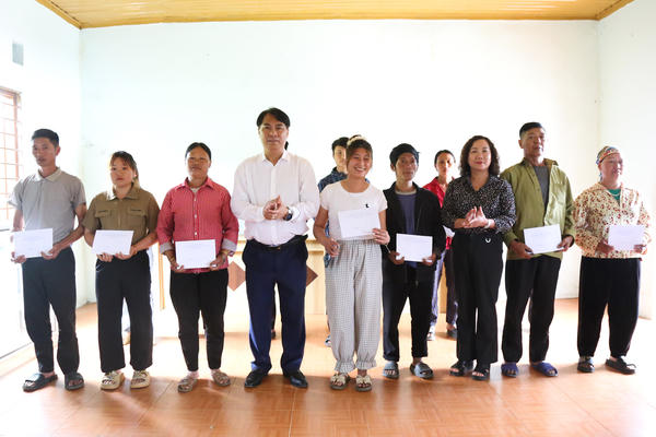 Bí thư Tỉnh ủy Cao Bằng thăm, trao kinh phí hỗ trợ người nghèo tại 4 xã khó khăn vùng cao phía Tây Bí thư Tỉnh ủy Cao Bằng thăm, trao kinh phí hỗ trợ người nghèo tại 4 xã khó khăn vùng cao phía Tây