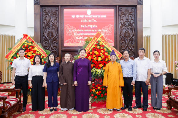 Phó Chủ tịch - Tổng Thư ký Hà Thị Nga chúc mừng Đại lễ Phật đản tại Học viện Phật giáo Việt Nam