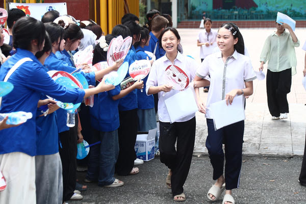 Đề thi vào 10 môn Ngữ văn vừa sức, thí sinh Hà Nội tự tin đạt điểm khá trở lên Đề thi vào 10 môn Ngữ văn vừa sức, thí sinh Hà Nội tự tin đạt điểm khá trở lên