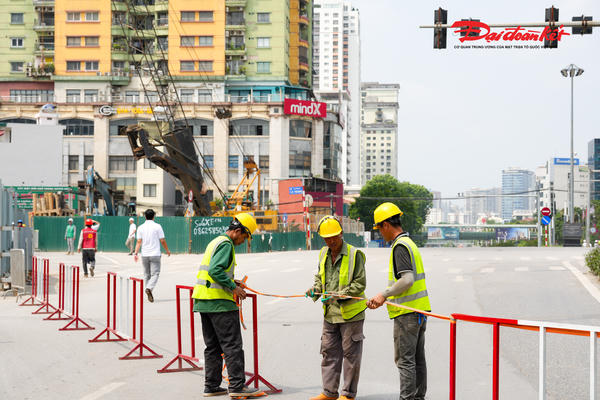 Hà Nội dựng rào tại nút giao La Thành - Nguyễn Chí Thanh phục vụ thi công Metro số 5 Hà Nội dựng rào tại nút giao La Thành - Nguyễn Chí Thanh phục vụ thi công Metro số 5