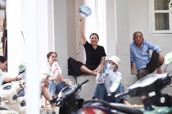 60 phút thấp thỏm, phụ huynh ngóng con hoàn thành bài thi môn Ngoại ngữ