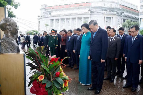 Tổng Bí thư, Chủ tịch nước Tô Lâm dâng hoa tưởng niệm Chủ tịch Hồ Chí Minh tại Singapore Tổng Bí thư, Chủ tịch nước Tô Lâm dâng hoa tưởng niệm Chủ tịch Hồ Chí Minh tại Singapore