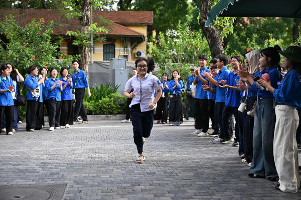 Sau hai môn thi thuận lợi, sĩ tử Hà Nội vững tin với môn Toán vào lớp 10 